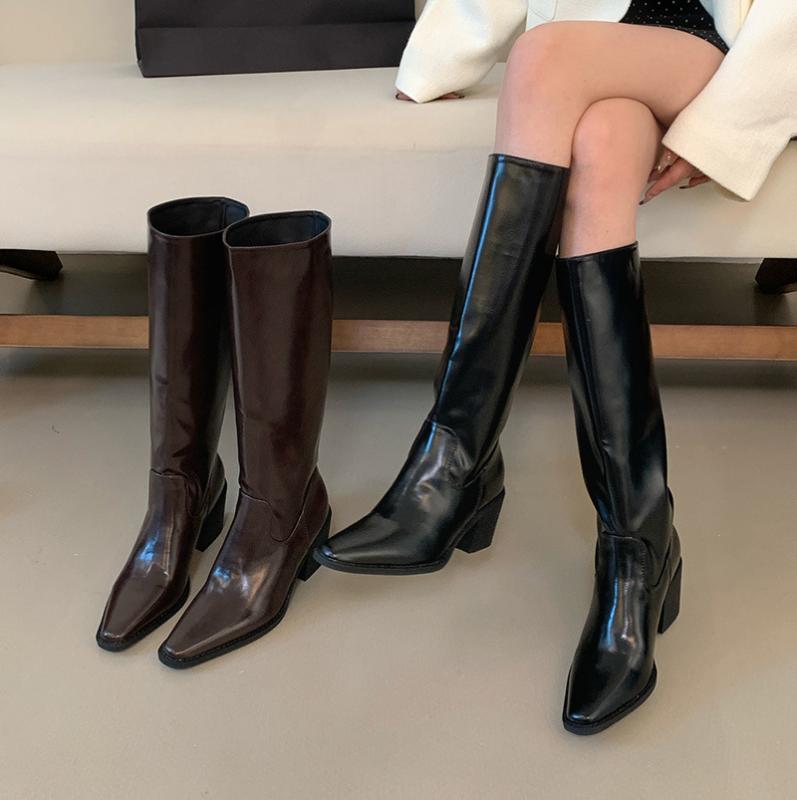 ウエスタンブーツ ロングブーツ チャンキーヒール スクエアトゥ 筒あたり近所 ゆったり 美脚 影ぼうし 膝下 履き口 広め ヴィンテージ風 古典派音楽 兼ね合い感 歩き分かりやすい 疲れにくい 一方ならずない パステル色の 合皮 なめし革調 履き分かりやすい 秋冬 お出かけ 旅する カジ
