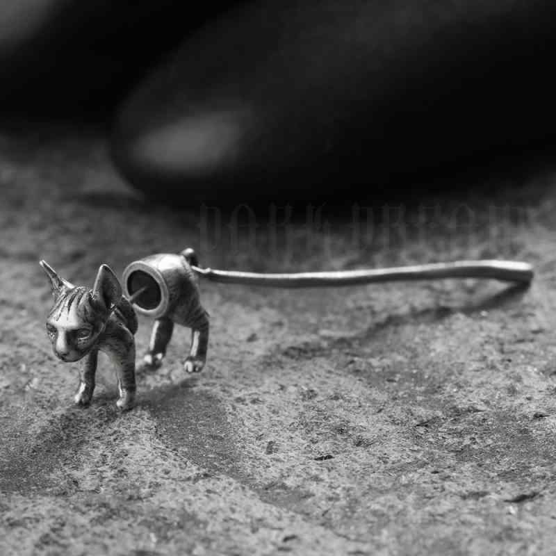 シルバーピアス 猫 スフィンクス S925 モチーフ リアルな表情が際立つ立体造形 個性的でクールな耳元を演出する他と被らない ゴシック パンク ロック スタイルに馴染む小ぶりなアクセサリー 男女兼用 普段使いやイベントのアクセントに最適