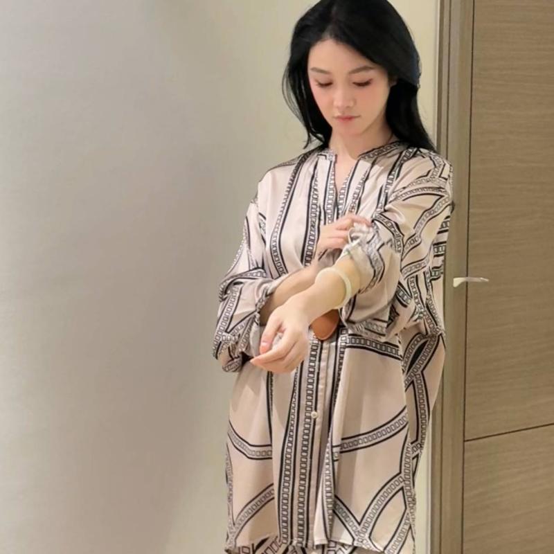 パジャマ レディース ルームウェア 上下セット 部屋着 セットアップ ホース柄 長袖 前開き ナイトウェア ウエストゴム 総柄 シルク調 襟付き ポケット付き 旅行 ギフト リラックス ゆったり おしゃれ 6,020円