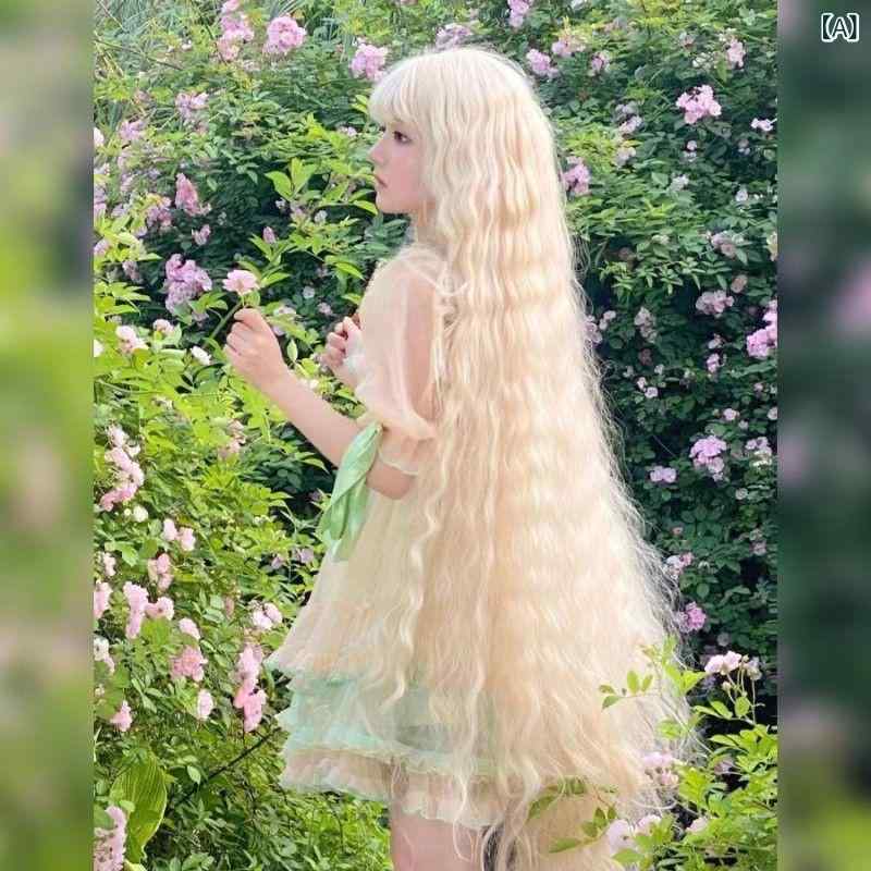 フルウィッグ レディース ロングカール 巻き髪 浅金色 ロリータ風 コスプレ ウィッグ 自然な質感 華やか ロングヘア 撮影用ウィッグ ネット付き 装着簡単 耐熱素材 絡まりにくい 長時間快適
