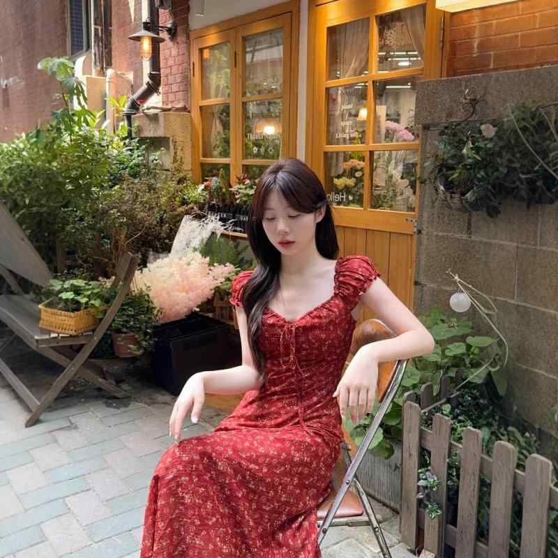 ワンピース 花柄 ロング丈 フリル袖 バックリボン ウエストマーク Ａライン 着痩せ 高見え フェミニン 大人かわいい 華やか 清楚 お出かけ デート 旅行 きれいめ 上品 エレガント 女子会 二次会 マキシ丈 ノースリーブ 裏地あり 透け感なし シフォン｜やすらぎマーケット