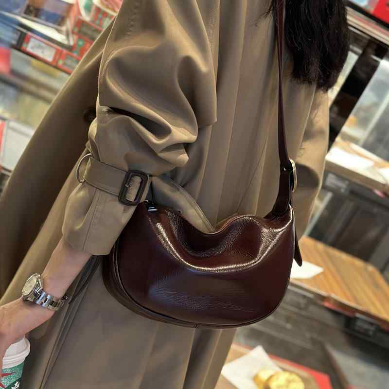 ボディバッグ 革 牛革 レディース 斜めがけ 餃子型 ショルダーバッグ ハーフムーン レザー リアルレザー 軽量 コンパクト 小さめ 肩掛け 肩かけ カバン 鞄 カジュアル 大人 上品 きれいめ シンプル 無地 旅行 サブバッグ 散歩 自転車 サイクリ｜やすらぎマーケット