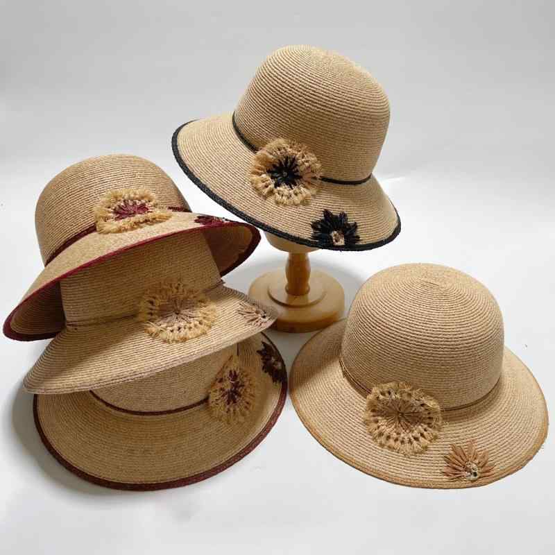 麦わら帽子 ラフィアハット レディース 手刺繍 つば広ハット 紫外線対策 折りたたみ 通気性 旅行 リゾート 外出用 日よけ 小顔見せ ナチュラル エレガント 上品な仕上がり 持ち運び便利 丈夫な編み込み 花モチーフ 丁寧な手仕事 日常用 涼しい 快適|やすらぎマーケット