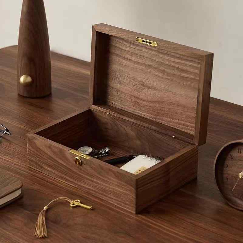 ジュエリーボックス 木製 ウォールナット 鍵付き 収納ケース 卓上 整理ボックス アンティーク 宝石箱 木 無垢材 重厚感 アクセサリー 収納 インテリア 小物入れ 貴重品 紛失防止 平置き 角丸加工 書斎 リビング 寝室 ディスプレイ 整理整頓 ブ｜やすらぎマーケット