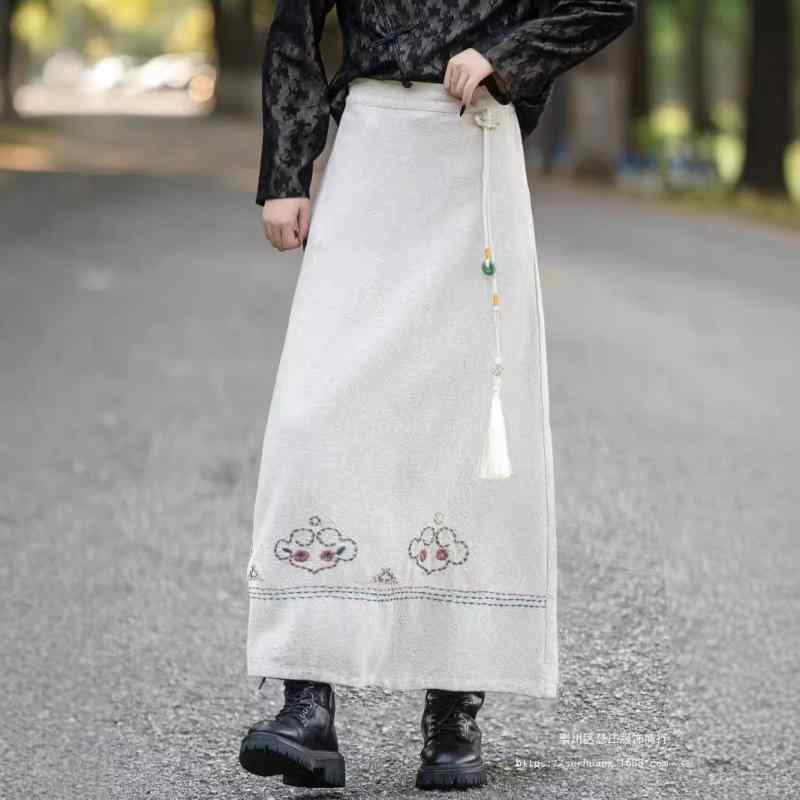 ロングスカート 綿麻 刺繍 チャイナ風 モダン Aライン ハイウエスト 体型カバー 上品 マキシ丈 裾タッセル 祥雲柄 エスニック 華やかな雰囲気 落ち着いた色合い 快適肌触り 季節感のある装い 大人カジュアル 洗練シルエット お出かけ 普段使い｜やすらぎマーケット