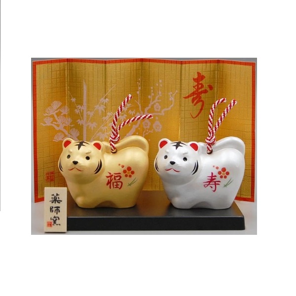 楽天市場】【開運干支置物】錦彩招福亥（うり坊福がさね・破魔矢付