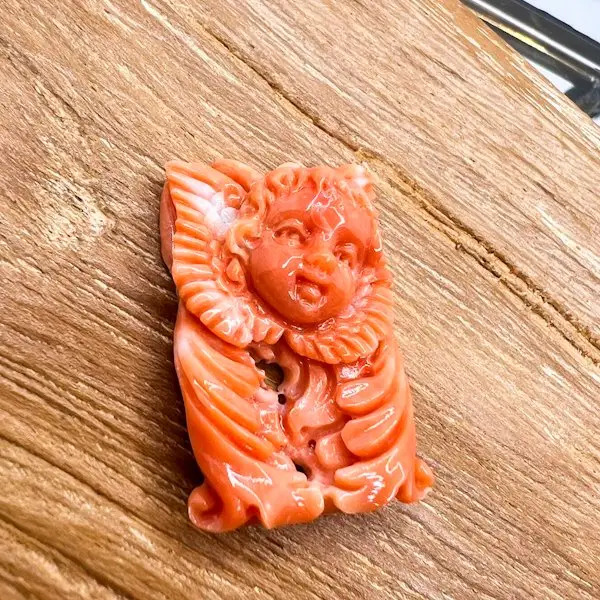 ★レビューで特典★天然珊瑚彫刻（天使） カメオ C1タイプ 33.1mm×21.6mm＜オマケ付き / 鑑別書別売＞♪ 宝石 天使雑貨 ヨーロピアン 記念品 お祝い