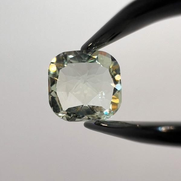 グリーンクォーツ クッションカット 10mm&times;10mm&times;6mm V8488017128♪ 天然石 ルース 宝石 ジェム 裸石 パワーストーン アクセサリーパーツ インテリア おしゃれ ナチュラル カフェ リゾート ホテルライク トライバル｜アジアン家具・雑貨のヤヤパプス 8,634円