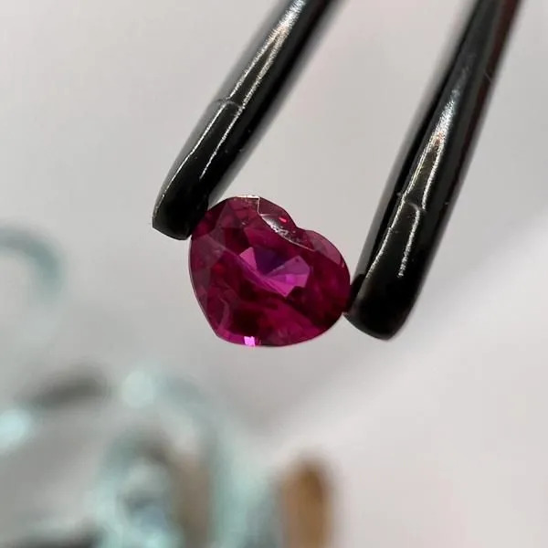 ルビー ハートシェイプ 3mm&times;3.5mm W8488024027♪ 天然石 ルース 宝石 ジェム 裸石 誕生石 7月 パワーストーン アクセサリーパーツ インテリア おしゃれ ナチュラル カフェ リゾート ホテルライク トライバル｜アジアン家具・雑貨のヤヤパプス
