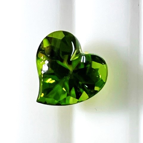 ペリドット　ハートシェイプ　4.02ct バフトップ　ルース