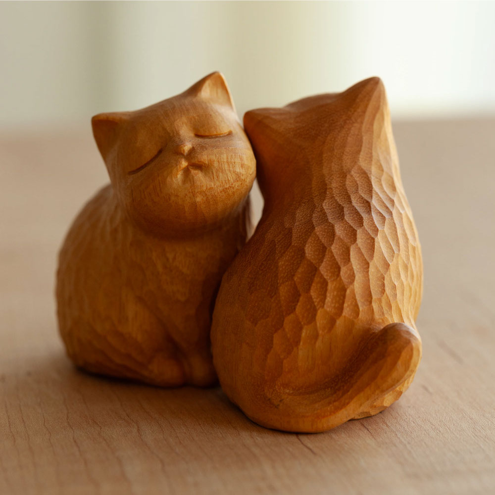 元也作｜手彫りの木彫り猫「ご縁ねこ」&mdash; 一期一会の贈り物（1匹）猫雑貨 置物 癒し 贈り物 / 職人技 / 結婚祝い / ご縁 和風インテリア ナチュラル雑貨｜逸品LIFE