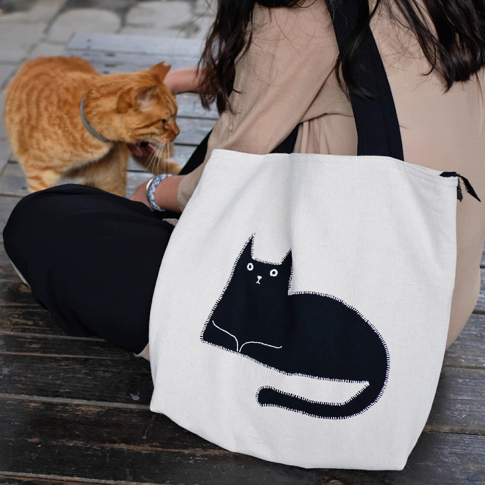 綿織物リネン × お手手御手伝いさん刺しゅう 手作り 黒猫イラストトートバッグ 内衣嚢付き添い人 YKKジッパー操作手順 トートバッグ 布御徒面子 お手手御手伝いさん 刺しゅう 猫雑貨 猫グッズ 猫濫りがましい 差し上げ物 自然的御徒面子 綿織物リネン