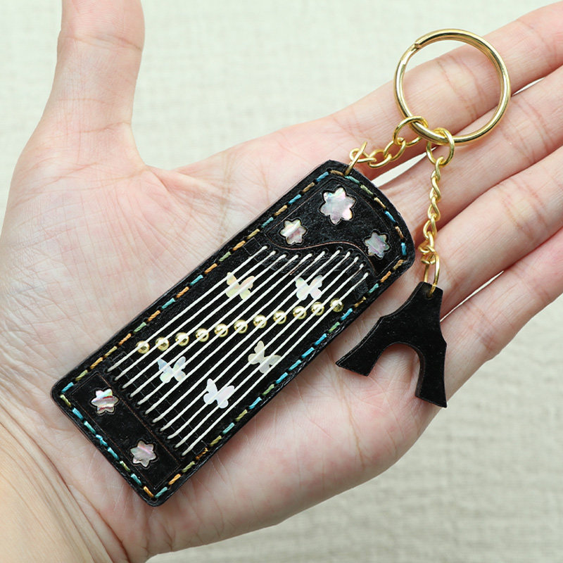 ミニチュア古筝キーホルダー 本革 レザー ハンドメイド バッグチャーム ストラップ レトロ 楽器モチーフ 手作り 記念日 お祝い ギフト プレゼント