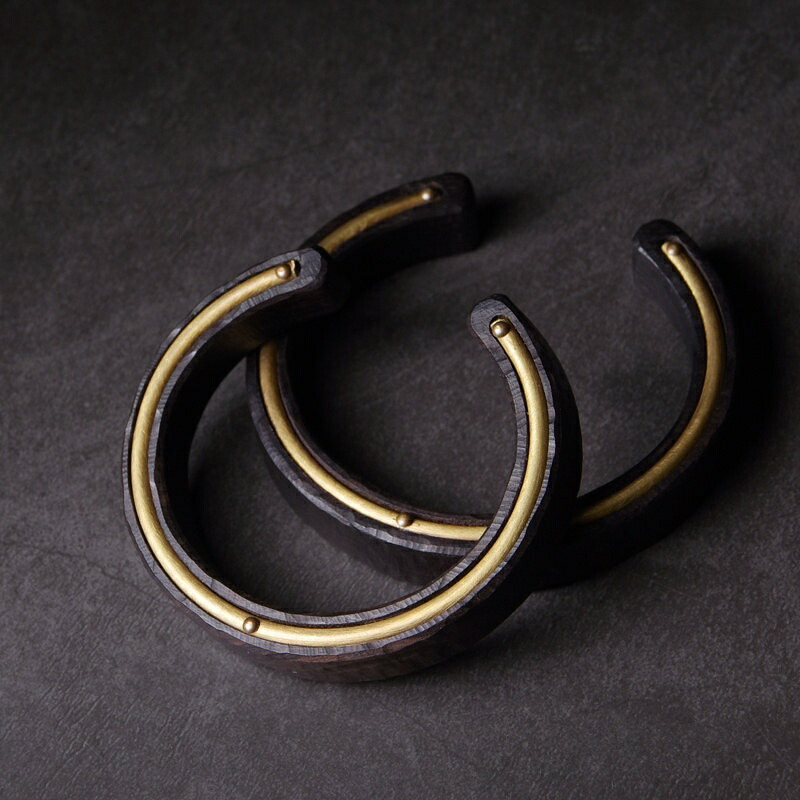 まっ黒木×金管楽器 開口部バングル 腕輪 ｜手仕事が生む森閑としたなお出でになる感 ― メンズ・レディース／ユニ一発やる相応う 量目押さえる 一点もの 御手々御手伝いさん 手作り 差し上げ物 今めかしい 生まれ落ちる日 差し上げ物にもおすすめ レトロデザイン