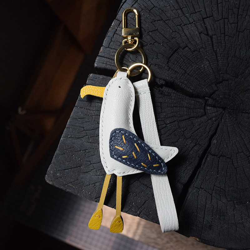 本革 ハンドメイド 海鳥モチーフ キーホルダーバッグチャーム アクセサリー 革小物 キーリング キーイング 車の鍵 チャーム ストラップ ギフト プレゼント 記念日 お祝い プチギフト 男女兼用｜逸品LIFE