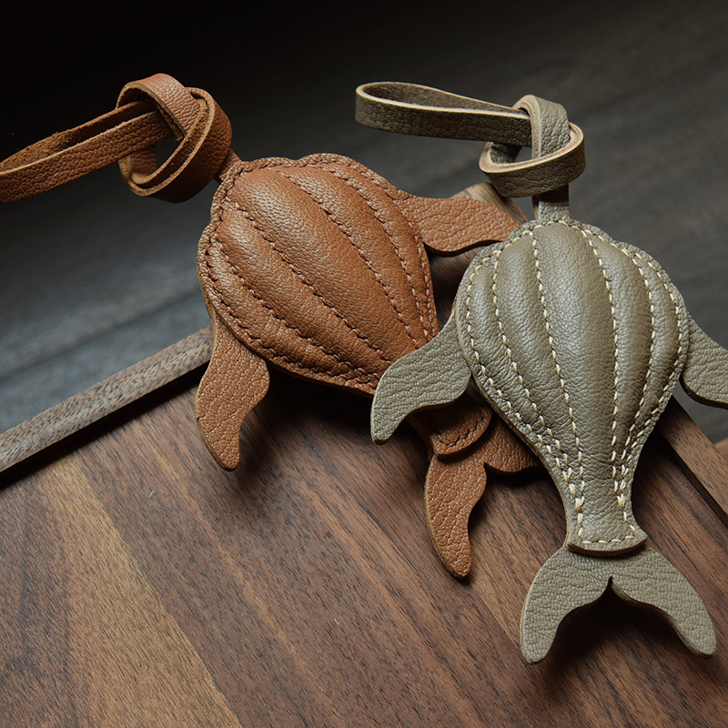 クジラ キーホルダー バッグチャーム アクセサリー 革小物 キーリング キーイング 車の鍵 チャーム ストラップ ギフト プレゼント 記念日 お祝い プチギフト 男女兼用 ハンドメイド 天然レザー 手作り
