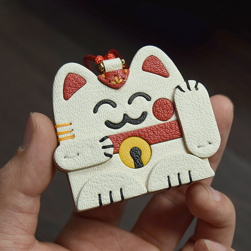 招き猫 キーホルダー バッグチャーム アクセサリー 革小物 キーリング キーイング 車の鍵 チャーム ストラップ ギフト プレゼント 記念日 お祝い プチギフト 男女兼用 ハンドメイド 天然レザー 手作り|逸品LIFE