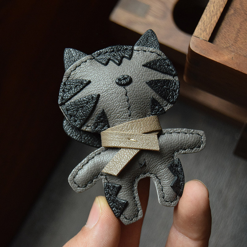 猫 キーホルダー バッグチャーム アクセサリー 革小物 キーリング キーイング 車の鍵 チャーム ストラップ ギフト プレゼント 記念日 お祝い プチギフト 男女兼用 ハンドメイド 天然レザー 手作り
