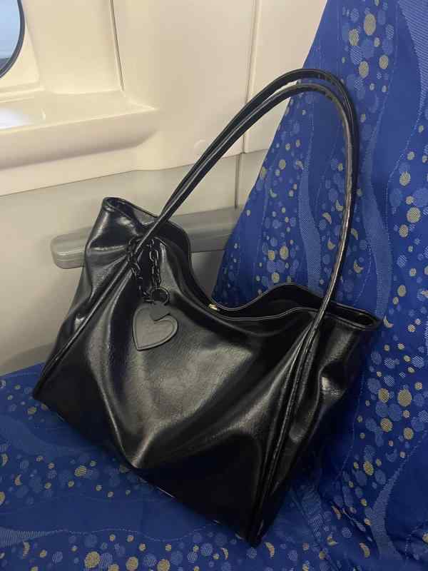 レディース ファッション 春夏 秋　冬 女性 かわいい おしゃれ 韓国 鞄 バッグ 上品 大人 ソフトレザー 大容量 トートバッグ 通勤 通学 オフィス シンプル ハート
