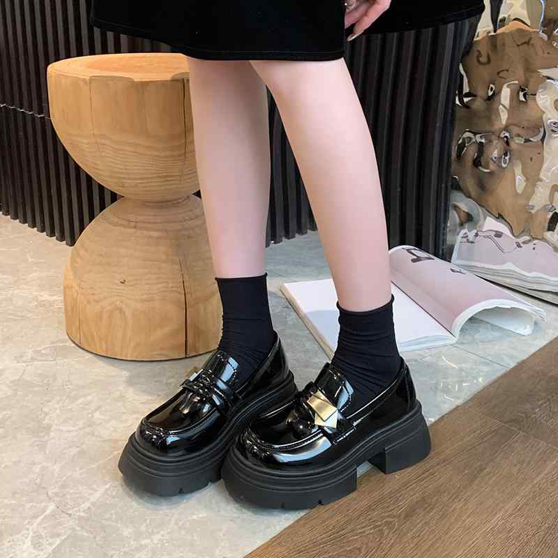韓国 靴 シューズ 春夏 秋 冬 レディース 愛くるしげ 今めかしい 置き目毛皮 小母さん スプラットフォーム 心魂 革靴 春 厚 高める レトロ JK シューズ
