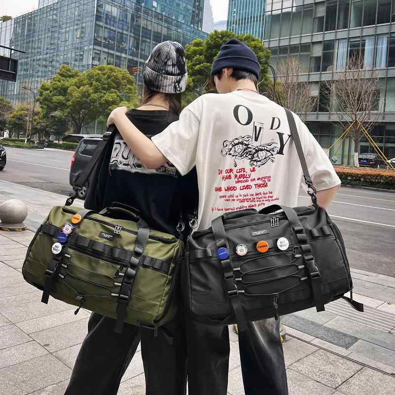 おしゃれ かわいい かっこいい バッグ 鞄 旅行 トラベル レディース メンズ 女性 男性 ファッション ユニセックス 韓国 大容量 フィットネス スポーツ 多機能 収納 缶バッジ ボストン トート ショルダー リュックサック 便利 カップル