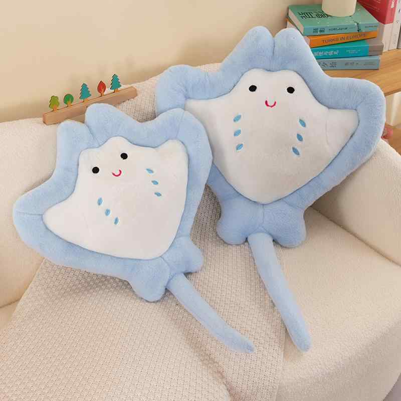 クッション 枕 ふわふわ 男の子 女の子 インテリア おもちゃ ぬいぐるみ 人形 かわいい ベビー 赤ちゃん 子供 プレゼント おすすめ 誕生日 ギフト クリスマス 贈り物 出産祝い 魚 エイ 水族館 海遊館
