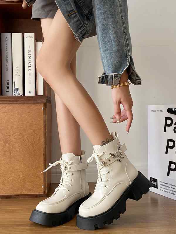 女性 韓国 おすすめ 秋冬 レディース ファッション かわいい おしゃれ シンプル 靴 ブーツ メタル クール 厚底 ショート レース 蝶 紐 ヒール 55cm|YKC8
