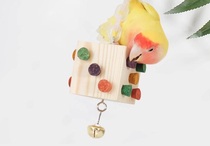 ペット用品 おすすめ 小動物 おしゃれ かわいい 鳥 インコ オウム 文鳥 ヨウム おもちゃ 噛む コルク 木製 カラフル シンプル 鈴 ベル