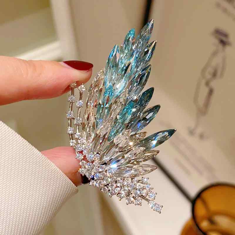 レディース ファッション 女性 装飾 おしゃれ かわいい アクセサリー ジュエリー ブローチ コサージュ エレガント 高級 韓国 キラキラ ラインストーン グラデーション クリスタル 羽 母の日 敬老 プレゼント｜YKC8