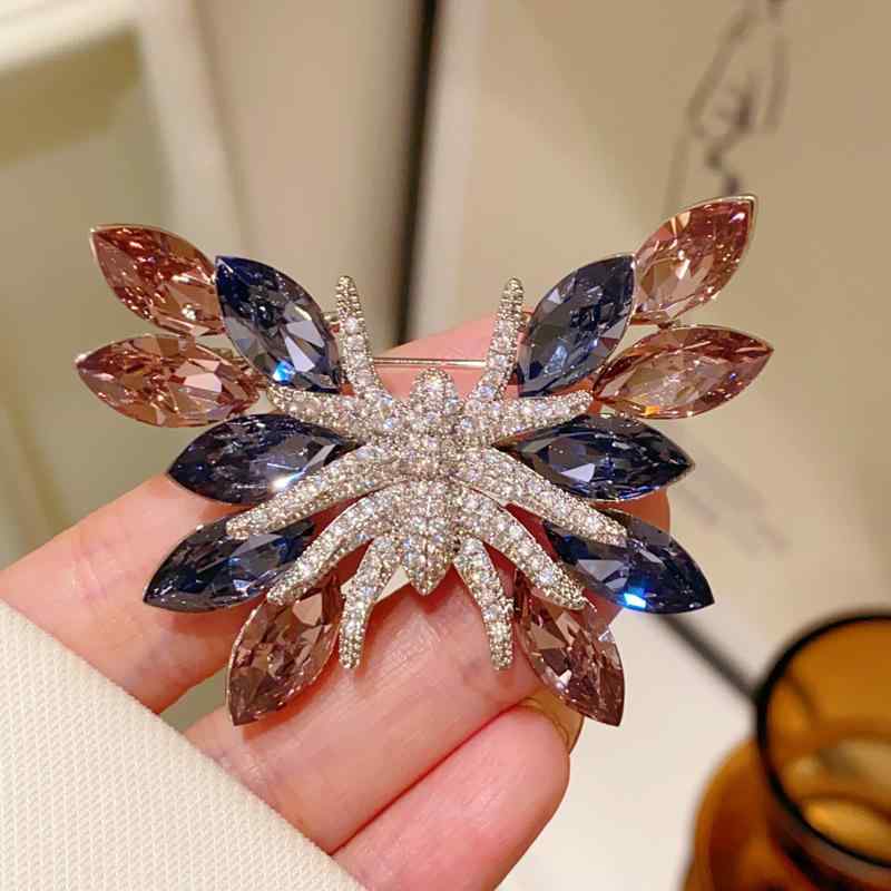 レディース ファッション 女性 装飾 おしゃれ かわいい アクセサリー ジュエリー ブローチ コサージュ エレガント 高級 韓国 キラキラ ラインストーン グラデーション クリスタル 蝶 ピン ギフト 母の日 敬老 プレゼント