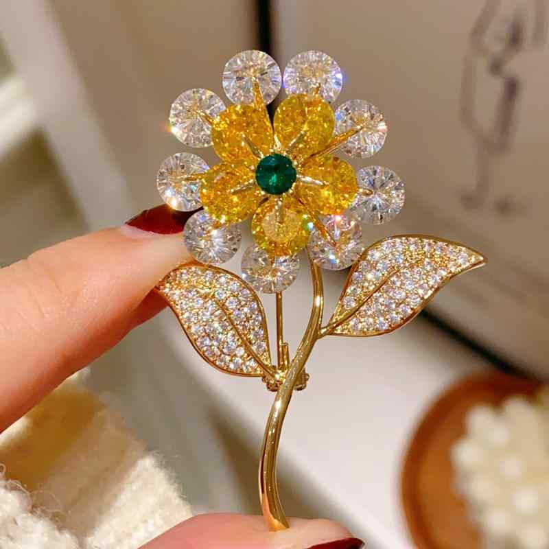 ギフト 母の日 敬老 プレゼント レディース ファッション 女性 装飾 おしゃれ かわいい アクセサリー ジュエリー ブローチ コサージュ エレガント 高級 韓国 キラキラ ラインストーン 回転 太陽 花 ギフト ひまわり ｜YKC8