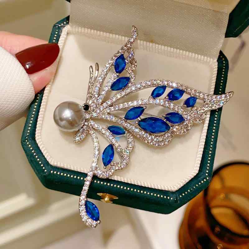 母の日 敬老 プレゼント レディース ファッション 女性 装飾 おしゃれ かわいい アクセサリー ジュエリー ブローチ コサージュ エレガント 高級 韓国 キラキラ ラインストーン 蝶 フェミニン ギフト パール