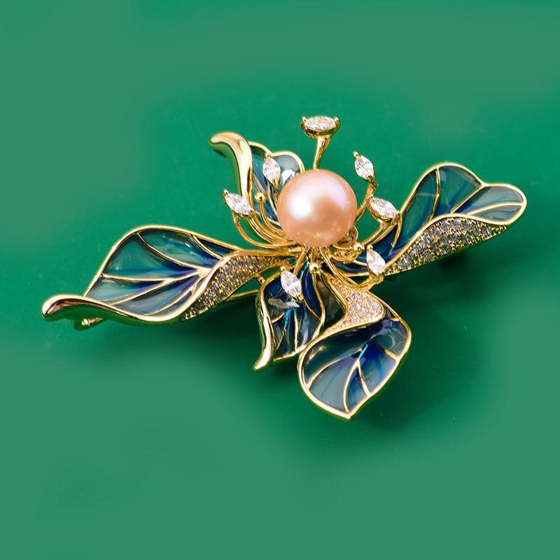 ギフト 母の日 敬老 プレゼント レディース ファッション 女性 装飾 おしゃれ かわいい アクセサリー ジュエリー ブローチ コサージュ エレガント 高級 韓国 キラキラ ラインストーン レトロ アイリス パール フラワー 花｜YKC8