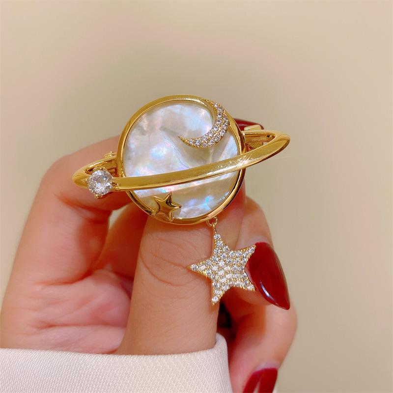 ギフト 母の日 敬老 プレゼント レディース ファッション 女性 装飾 おしゃれ かわいい アクセサリー ジュエリー ブローチ コサージュ エレガント 高級 韓国 キラキラ ラインストーン 宇宙 惑星 シェル 木星