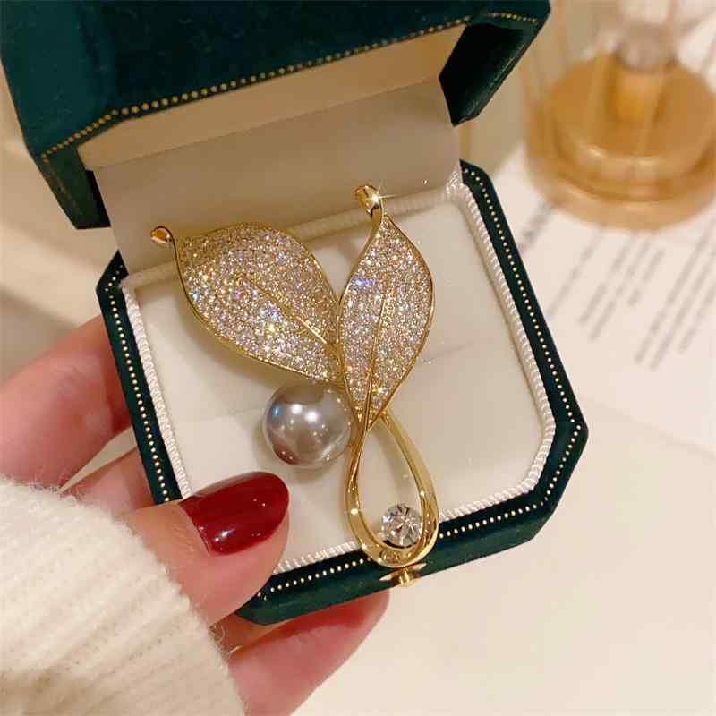 ギフト 母の日 敬老 プレゼント レディース ファッション 女性 装飾 おしゃれ かわいい アクセサリー ジュエリー ブローチ コサージュ エレガント 高級 韓国 キラキラ ラインストーン 翡翠 葉 パール