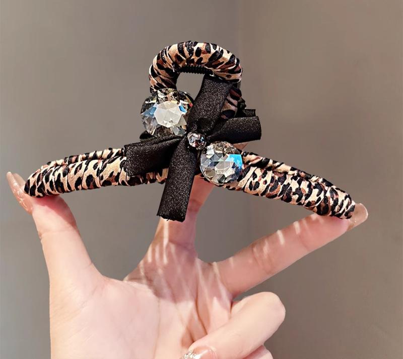 レディース ファッション 女性 かわいい おしゃれ 韓国 高級 ギフト プレゼント アクセサリー ジュエリー 髪飾り ヘア レトロ ヒョウ柄 クリップ リボン クリスタル 後頭部 キラキラ ラインストーン アニマル柄 髪留め 装飾｜YKC8