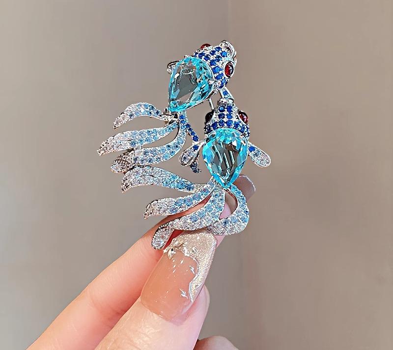 母の日 敬老 ブローチ レディース ファッション 女性 かわいい おしゃれ 韓国 高級 ギフト プレゼント アクセサリー ジュエリー コサージュ エレガント クリスタル キラキラ ラインストーン 鯉 金魚 ピン グラデーション 個性的 装飾