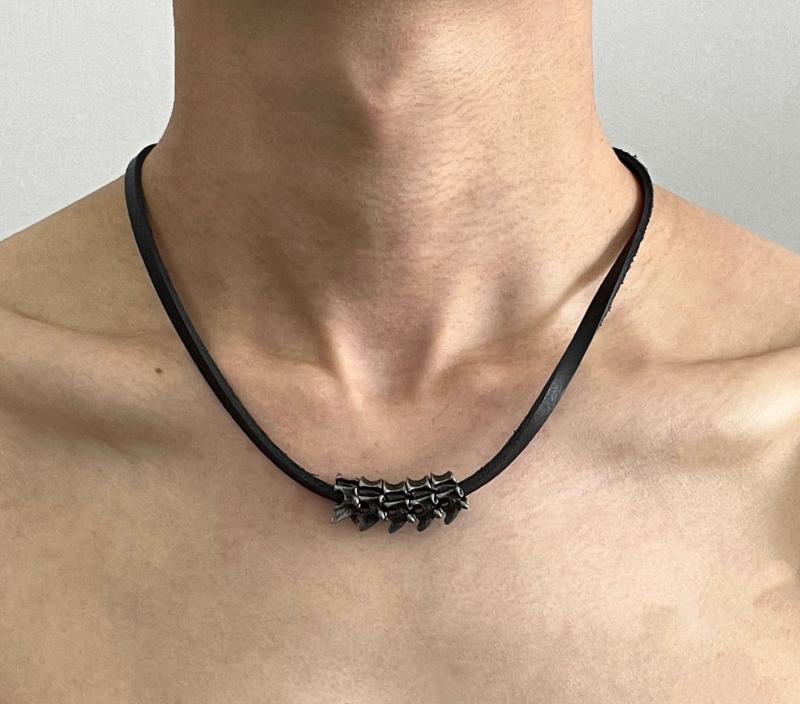 韓国 おすすめ 春夏 秋　冬 メンズ 男性 ファッション かっこいい おしゃれ モテ アクセサリー ジュエリー ブラック ドラゴン ネックレス レトロ パンク ヒップホップ 骨 シンプル 個性的 合金 メッキ