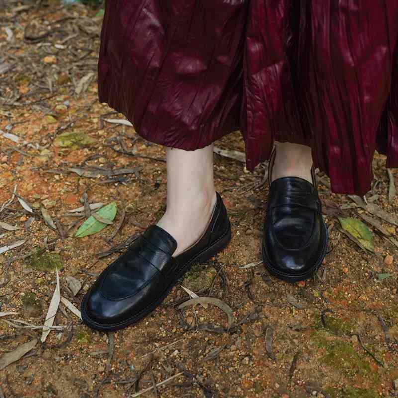 置き目毛皮 レディース パンプス 馬革 なめし革 木目細かシューズ 平べったい 心地よいシューズ ラウンドトゥ 飾り気の無い レトロ ヴィンテージ調 雅びやか 漆皮 エナメル 黒いこと 黒 履き分かりやすい 歩き分かりやすい お上さん靴