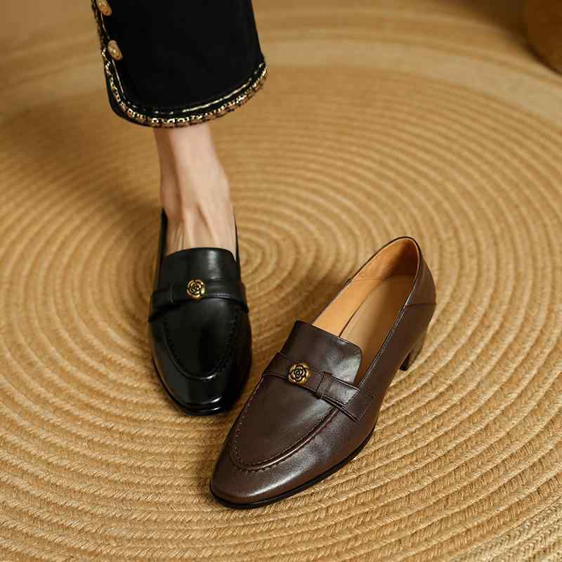 レディース シューズ ?福鞋 置き目毛皮 パンプス パンプス 坦々たるシューズ 心地好い レトロ 低踵 太踵 山茶花 胸花 丸トゥー お上さん靴 春夏 秋冬 四季 本革 なめし革 黒いこと 赤銅色