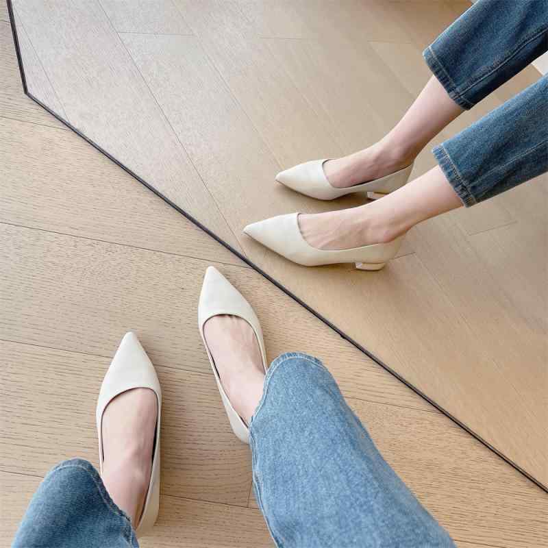 パンプス レディース ローヒール 革 フラット ぺたんこ 痛くなりにくい ポインテッドトゥ チャンキーヒール 牛革 レザー スリッポン ミュール 春秋 アイボリー ブラック