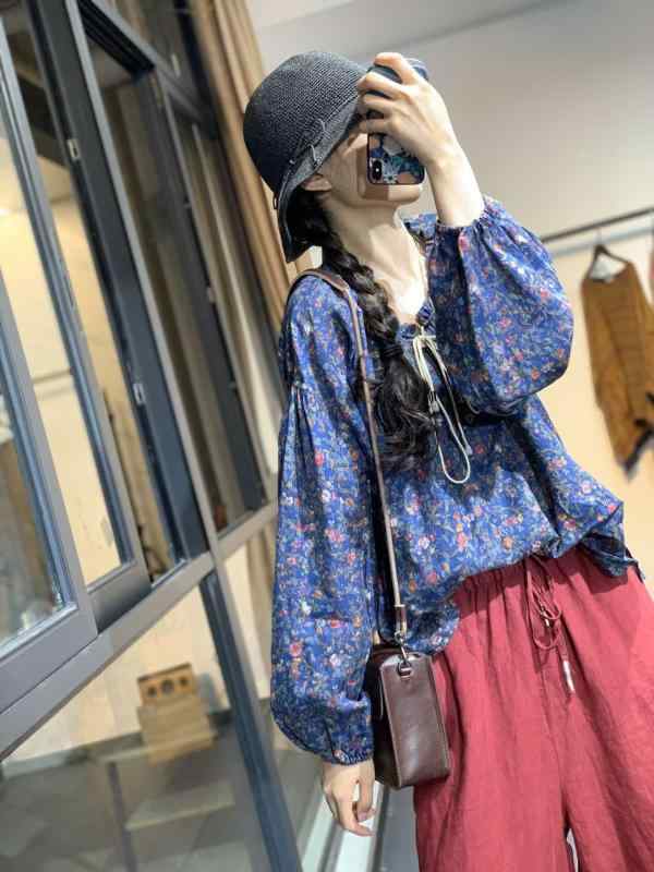 シャツ レディース 春夏 森ガール レトロ プリント 模様 亜麻 リネン ランタン スリーブ バルーン袖 ゆったり Vネック ドロップショルダー コーヒー色 ダークブルー3