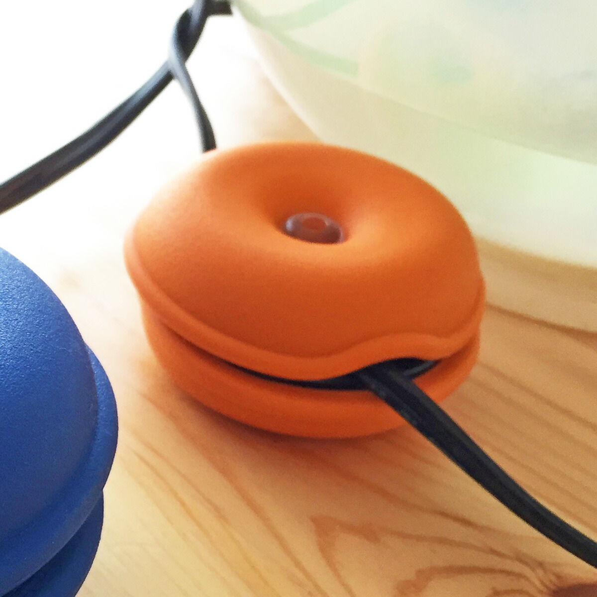 楽天市場 Cable Turtle Mini ミニケーブルタートル オレンジ ケーブル収納 コードリール 長いケーブルをまとめるケーブルホルダー 断線防止 保護 イアホンの巻き取り コードを隠して収納 おしゃれにまとめて隠す グッドデザイン賞 Yo Ko