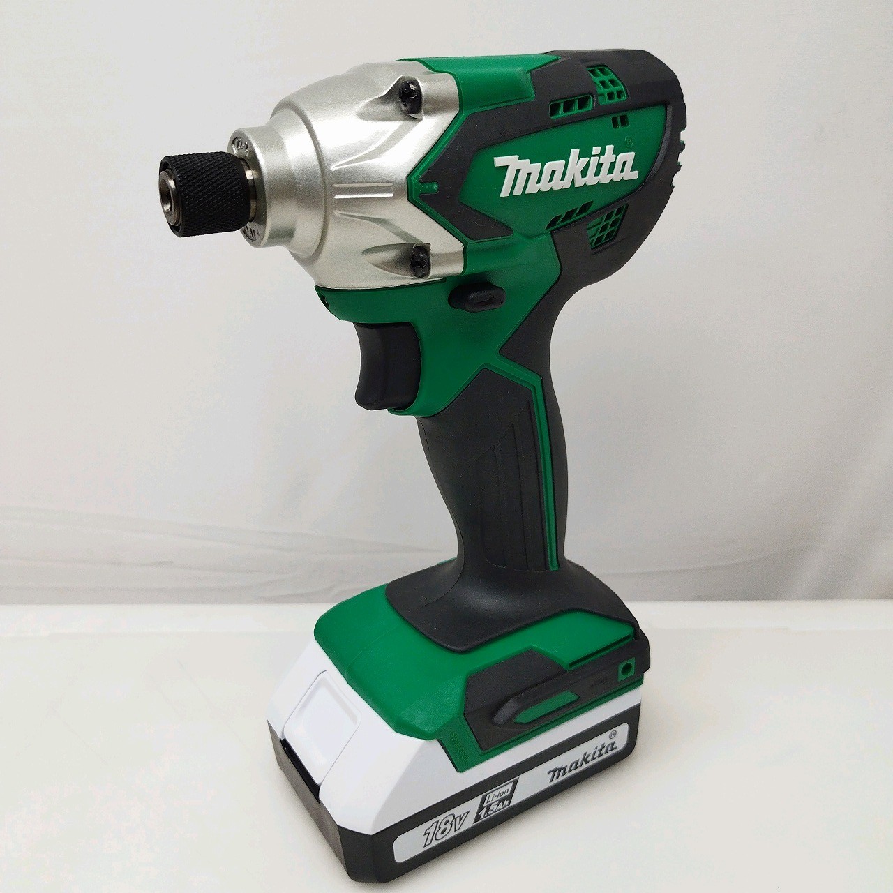 26k-261o【中古】makita マキタ 充電式インパクトドライバ MTD002D 【送料無料】【9800円以上で沖縄・離島も送料無料】｜四次元　ねっとフリマ