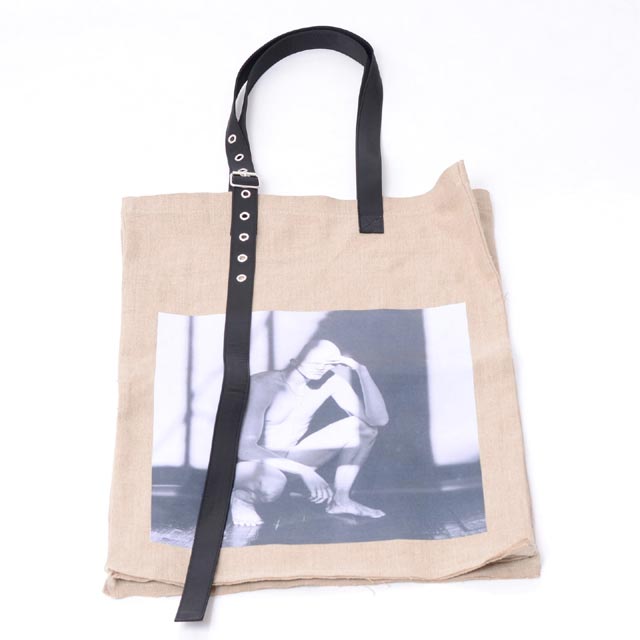 ラフシモンズ (RAF SIMONS) ロバートシャーマンエクストリームビッグバッグ ナチュラル171953aextreme big bag with Robert Sherman Big bag with adjustable shoulder strap NAKED MAN メンズ 送料無料 正規取扱｜ヨコアンティ