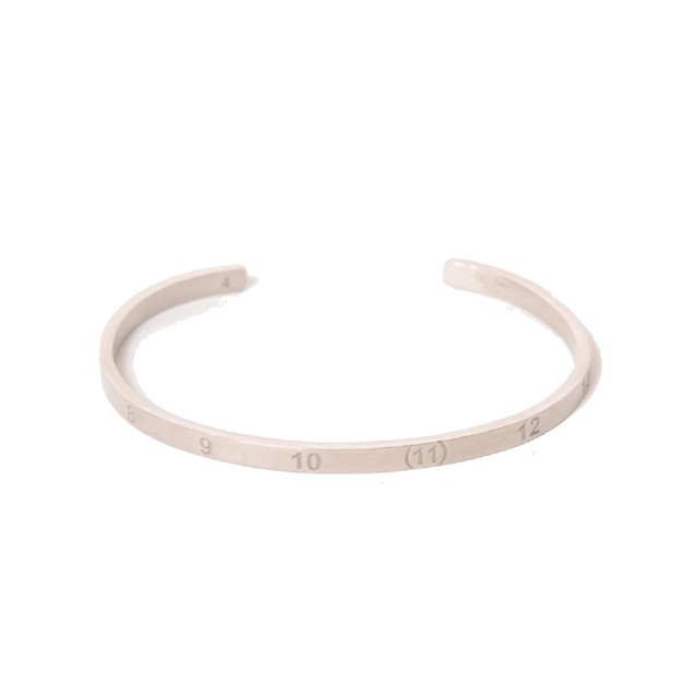 棲み家 マルジェラ (Maison Margiela) ナンバリングカフブレスレット しろがね色 しろがね色\u003cbr /\u003esi8uy002sv0129951\u003cbr /\u003e 2024AW メンズ秋冬新作 貨物輸送無料 置き目取りまわし