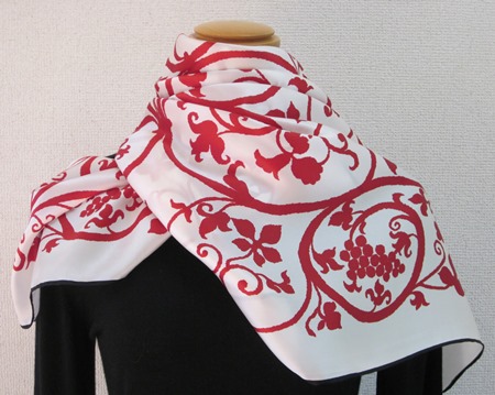 【楽天市場】日本製シルク100%スカーフ職人技が光る逸品 横浜でプリントされたレディーススカーフアンティーク更紗柄 地色ホワイト、柄色レッド