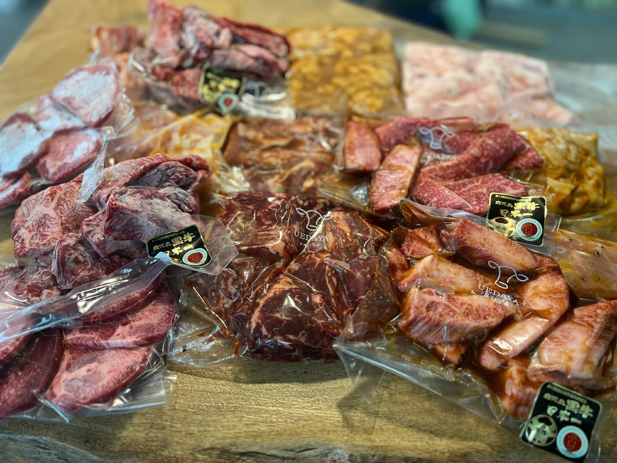 【厳選】店長おまかせ 焼肉セット 上  6kg 20人前 大容量 たれ付き 大人数 ミックス バーベキュー 福袋 詰め合わせ 希少部位 鹿児島 豚 鶏 ソーセージ 一部地域を除き 送料無料 業務用 激安 キャンプ アウトドア