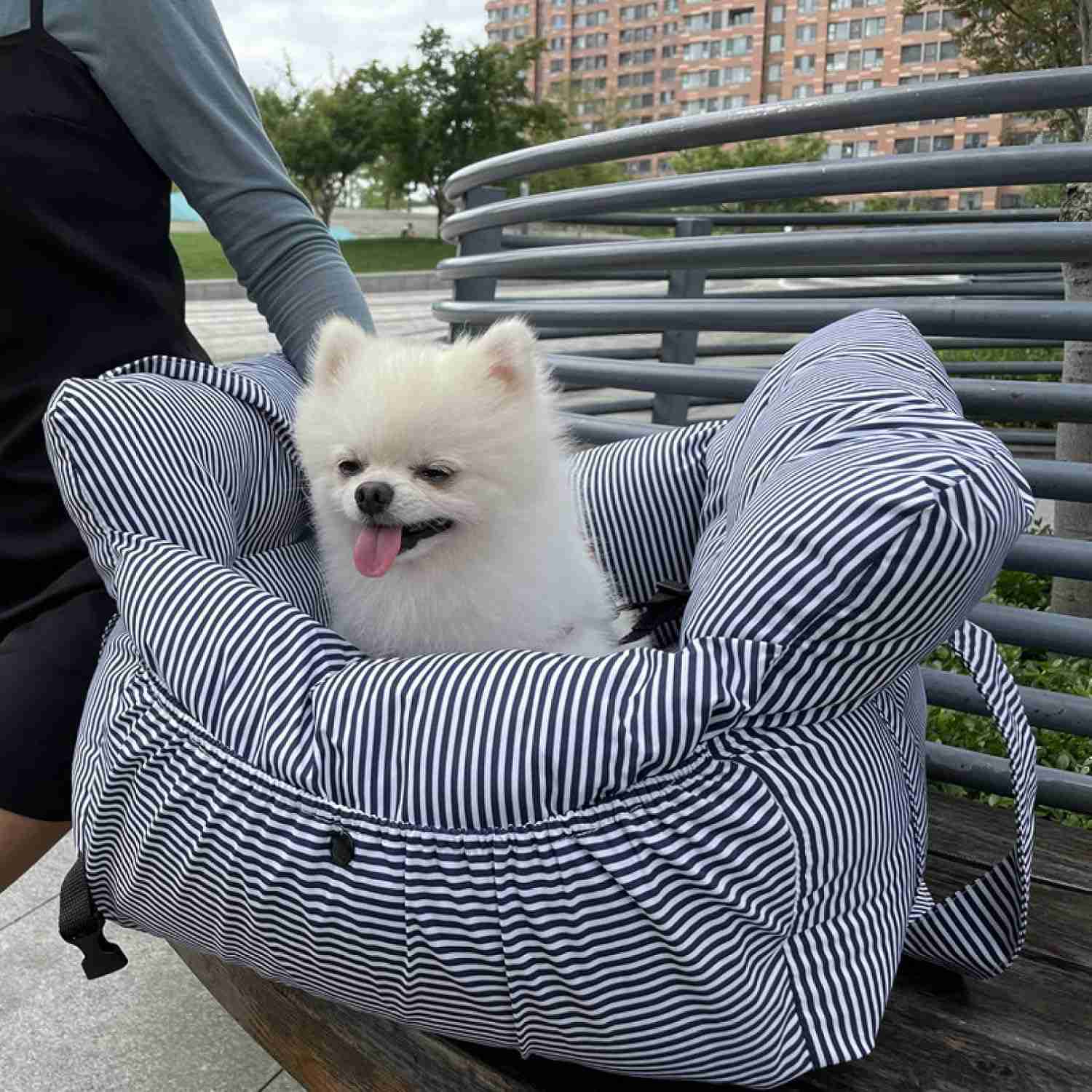 ドライブボックス L 中小型 ペット用 大型犬 猫 ペット ドライブベッド ドライブシート 飛び出し防止 安全ベルト付き ネイビー お手入れ簡単 滑り止め 水洗い 可能 ペット お出かけ用 車酔い防止|Yokos