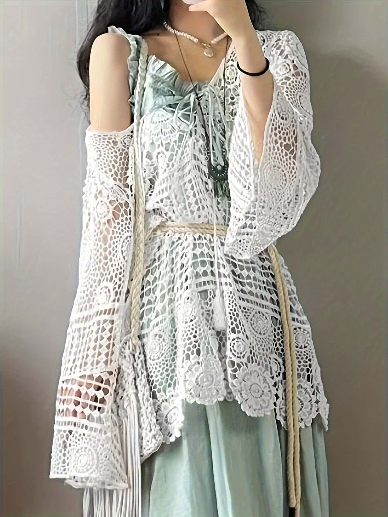 【透かし編み】サマーニット レディース トップス かぎ針編み クロシェ レース 長袖 Ｖネック ベルスリーブ 花柄 鍵編み 透け感 シアー フリンジ タッセル チュニック 体型カバー 二の腕カバー 着痩せ ゆったり ビーチ リゾート 旅行 冷房対策 ＵＶ対策 日焼け防止